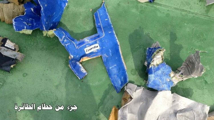 Опубликованы первые фото найденных обломков лайнера EgyptAir