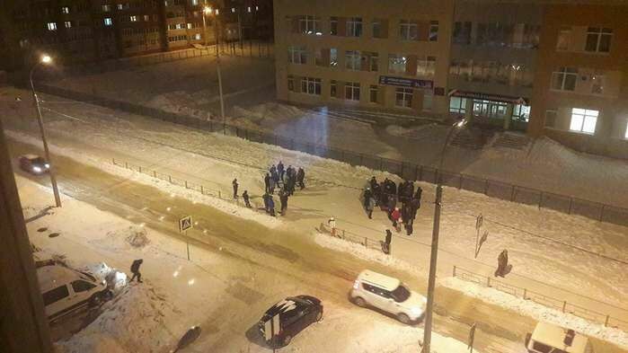 Жители Ижевска стоят в ночных очередях, чтобы записать детей в школу
