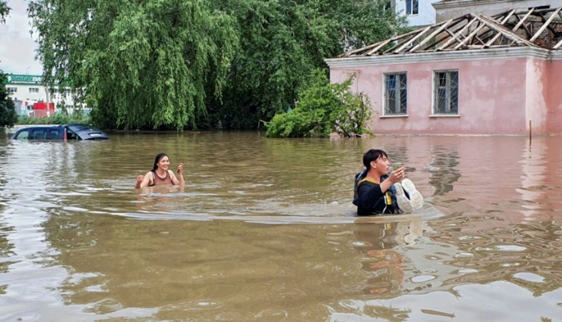 Затопило ли казахстан. Наводнение в Керчи 17 июня 2021. Наводнение в Ялте 18 июня 2021. Потоп в Крыму 2021. Потоп в Ялте 2021.