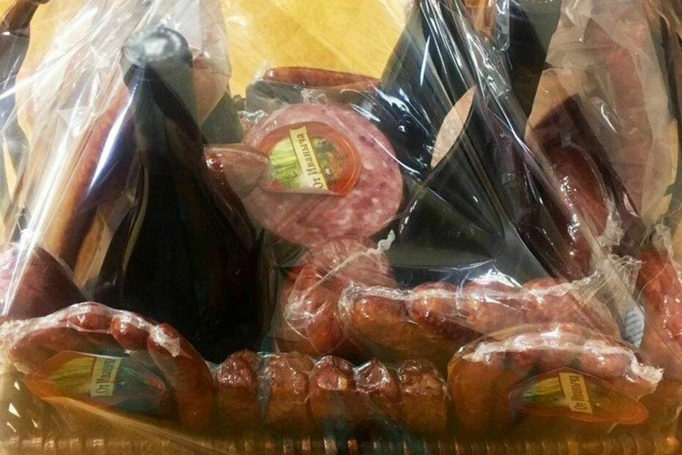 "Ведомости" показали фирменную корзинку с колбасой от Сечина