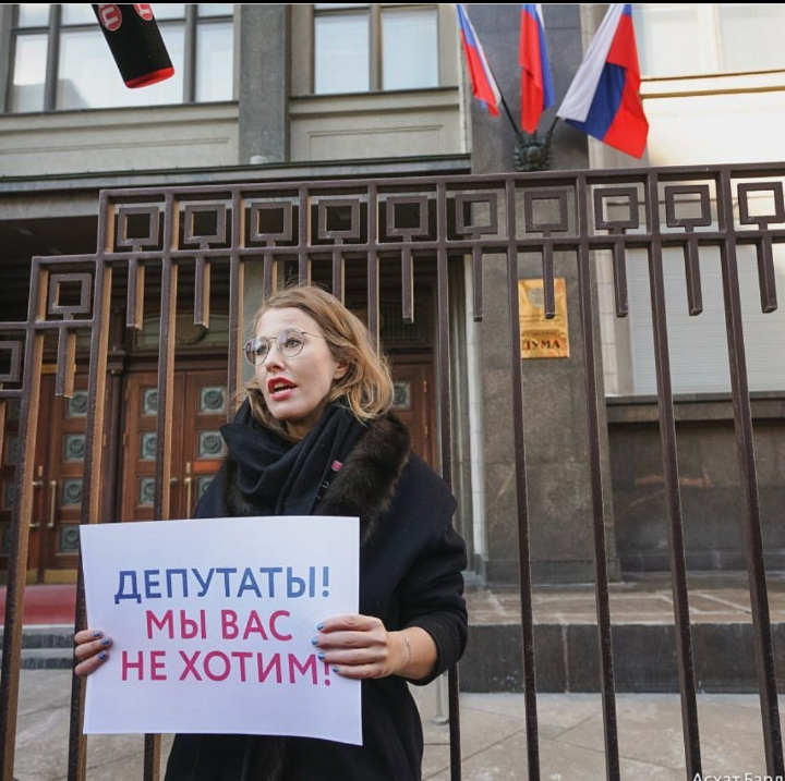 Фото дня: возле Госдумы прошли одиночные пикеты против депутата-абьюзера