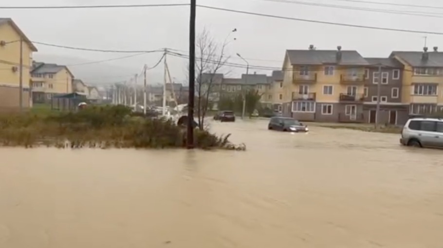 Сахалин уходит под воду: дороги превратились в реки, тысячи людей остались без света