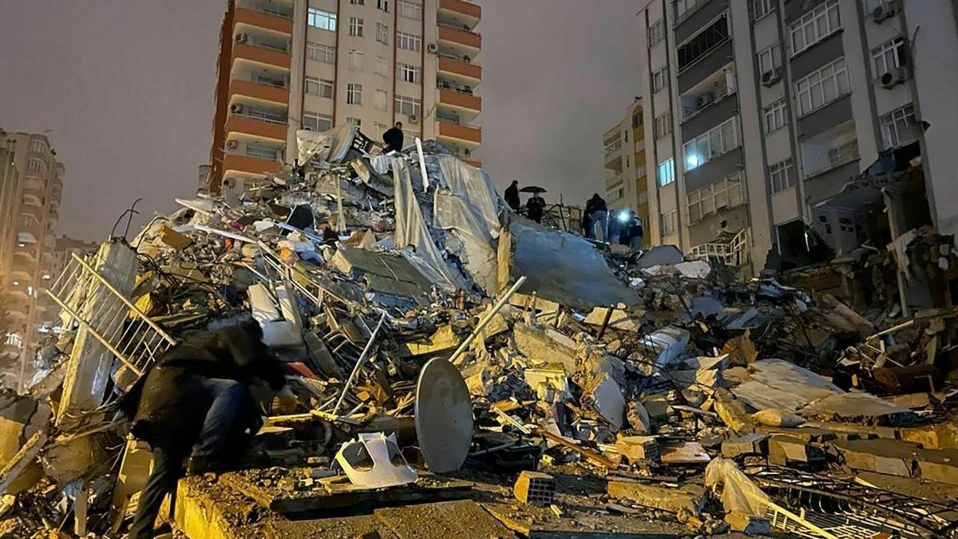 Число жертв землетрясений в Сирии и Турции превысило 8700 человек