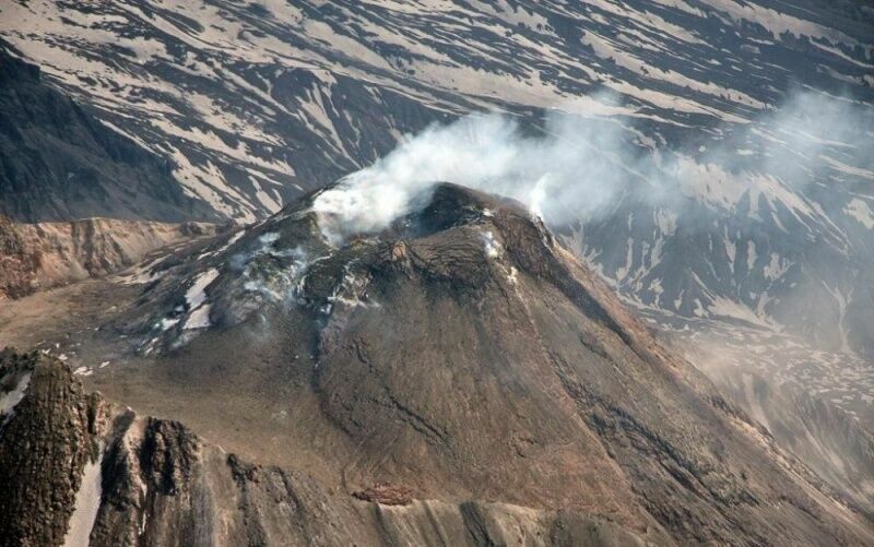 Два поселка на Камчатке засыпало пеплом после извержения вулкана
