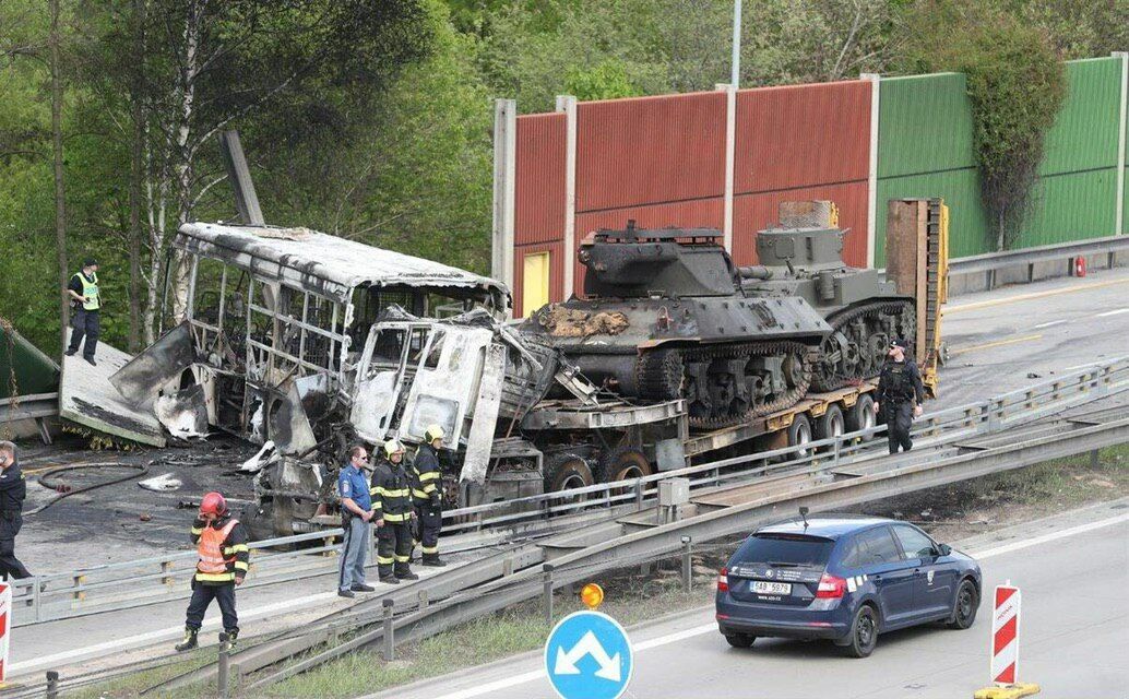 В Чехии два музейных танка попали в аварию с тюремным автобусом