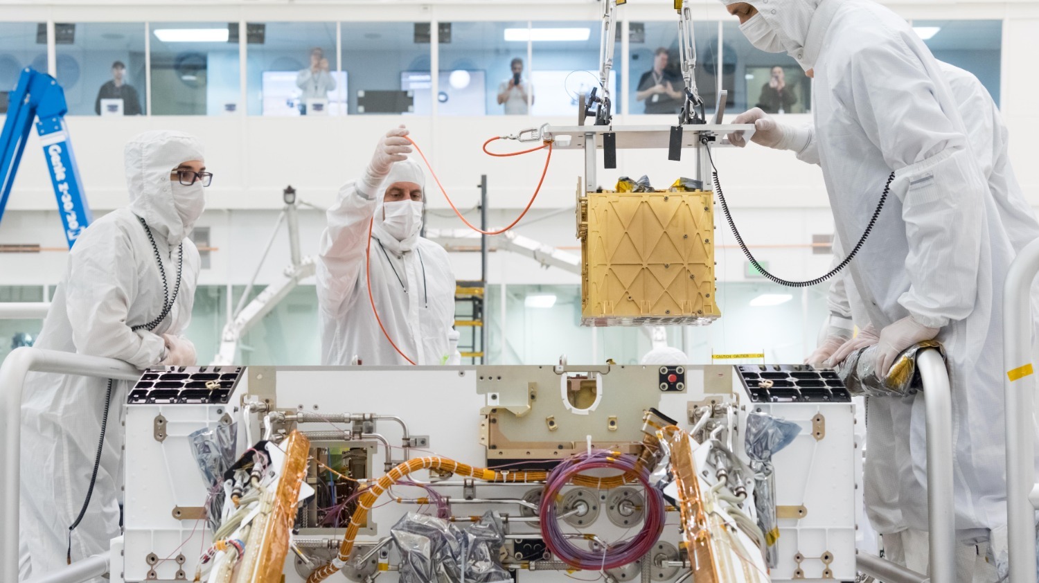 MOXIE опускается в шасси космического корабля Perseverance в 2019 году. В ходе миссии MOXIE 16 раз извлекал кислород из марсианской атмосферы, тестируя способ, с помощью которого будущие астронавты смогут изготовить ракетное топливо для возвращения на Землю.
