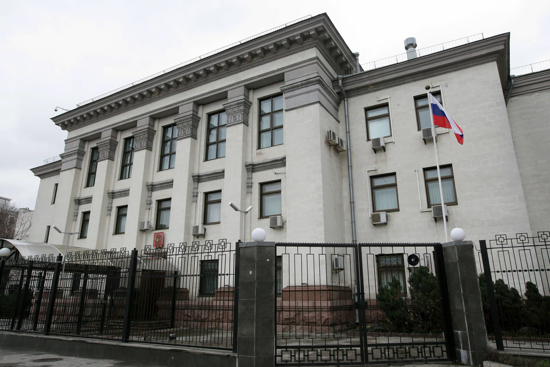 РФ в ближайшее время эвакуирует персонал посольства из Украины