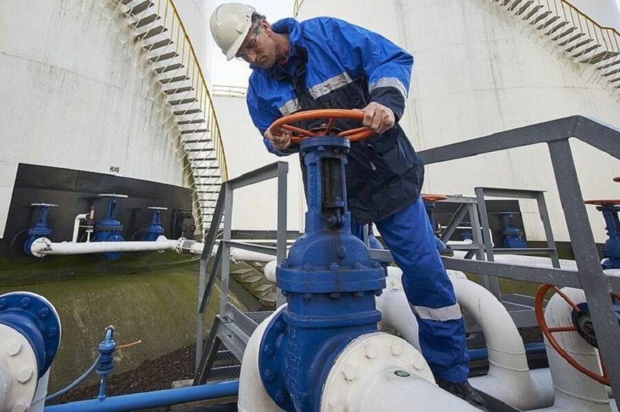 Газпром сократил добычу газа на 15%, экспорт ужался почти на 40%