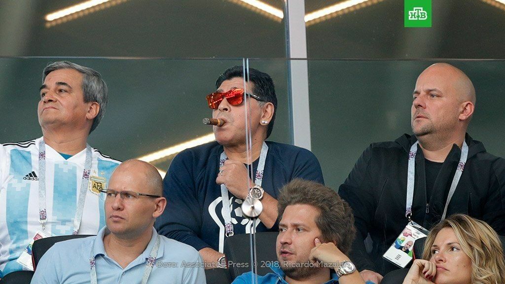 Марадона извинился за курение на стадионе