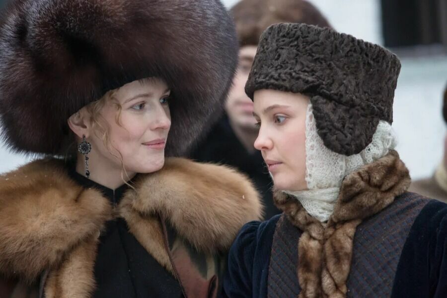 У жены продюсера фильма Константина Эрнста Софьи Эрнст (слева) - самая дорогая шапка. Рядом - актриса Юлия Хлынина