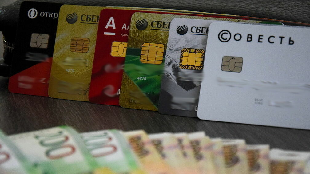 Клиенты банков в 2021 году оформили рекордное число кредитных карт