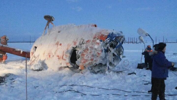 Пострадавших при крушении вертолета МВД доставят в больницу на снегоходах