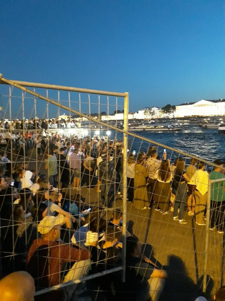 Туристы полностью заполняют набережные Петербурга во время развода мостов. Фото "НИ".