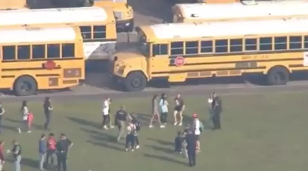 10 человек погибло во время стрельбы в техасской школе