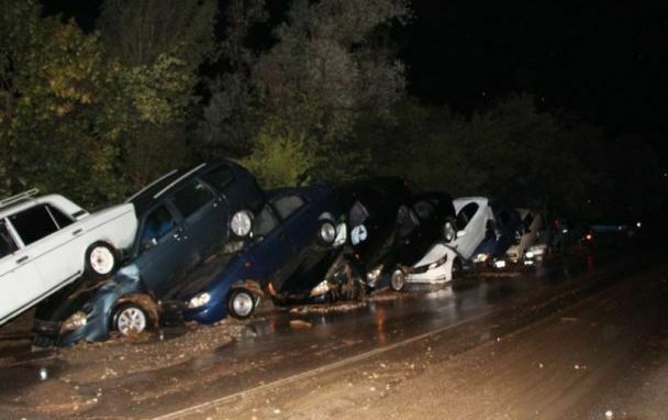 Непогода в Крыму: в горах смывало автомобили