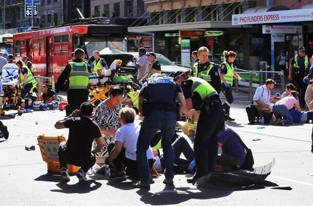 В центре Мельбурна автомобиль врезался в толпу