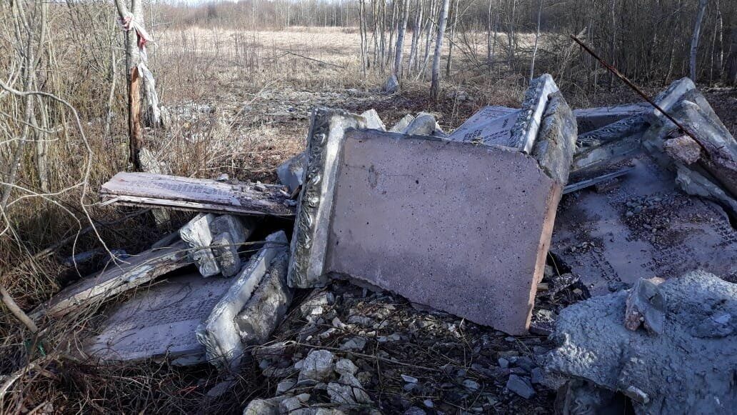 Под Псковом обнаружили свалку надгробий с воинского захоронения