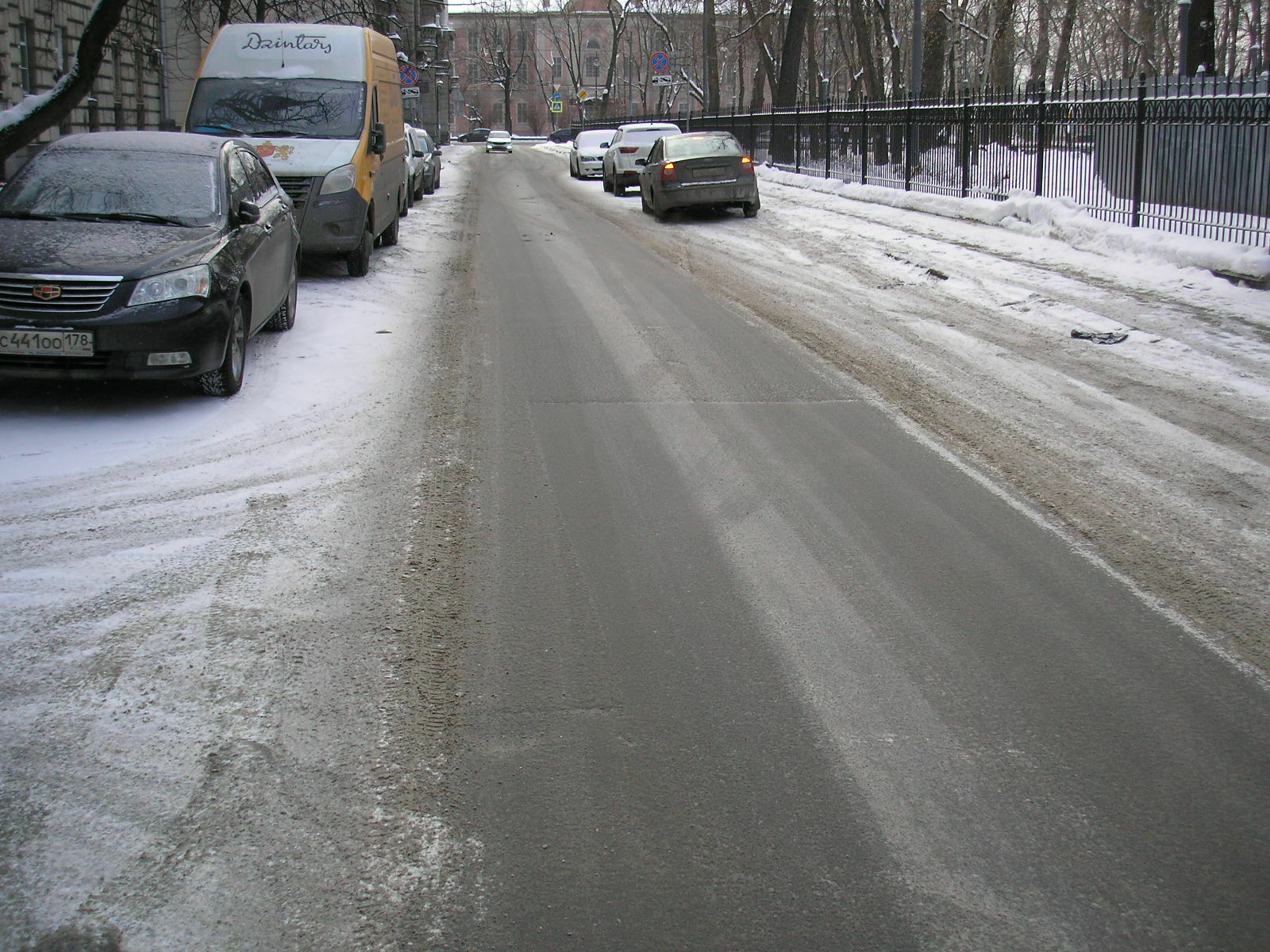 Проезжая часть из-за неубранного снега  сузилась до  ширины одного автомобиля.