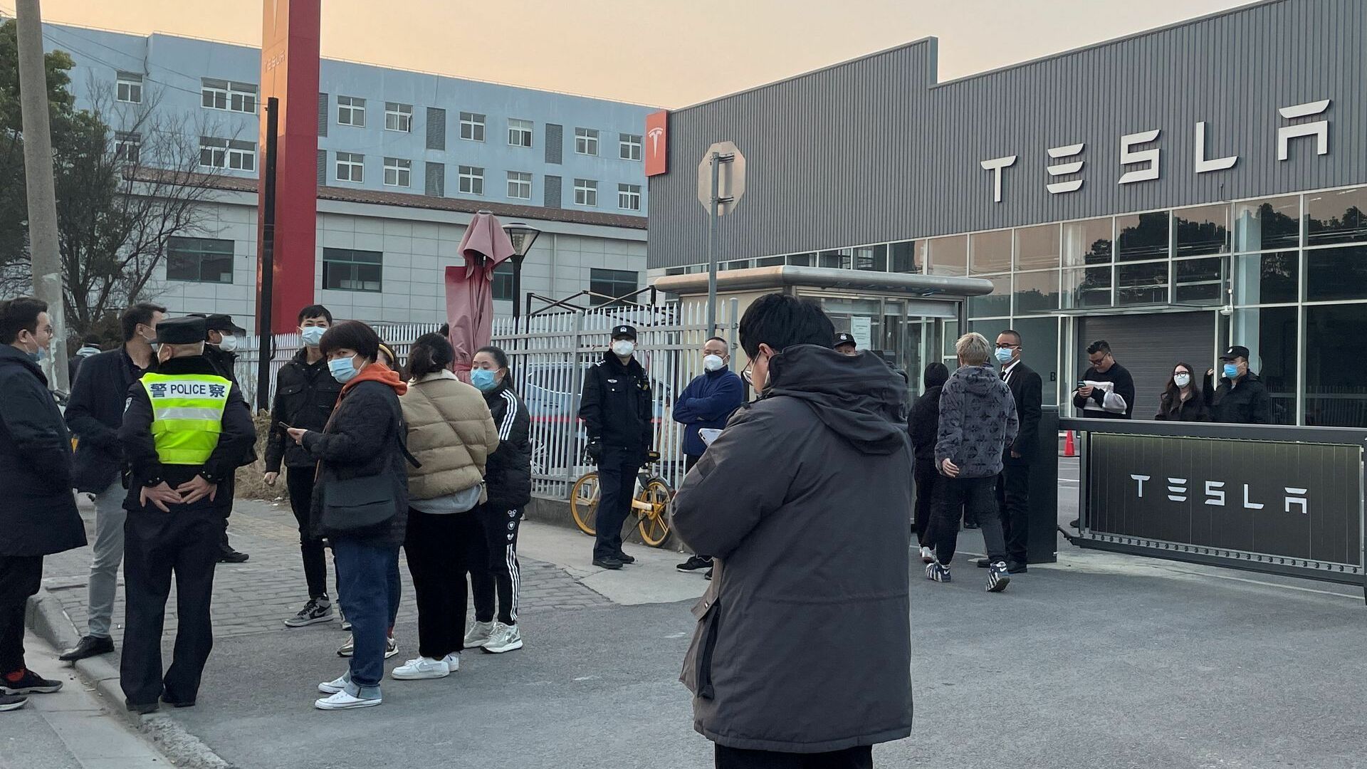 Китайцы устроили протест в салонах Tesla из-за объявленных скидок