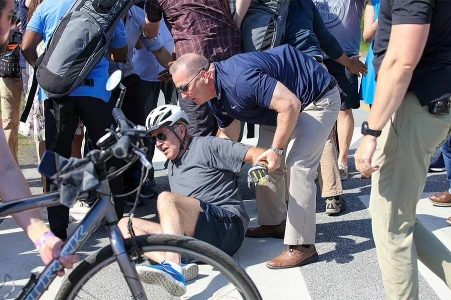 После падения с велосипеда Байден бодро подпрыгнул перед журналистами