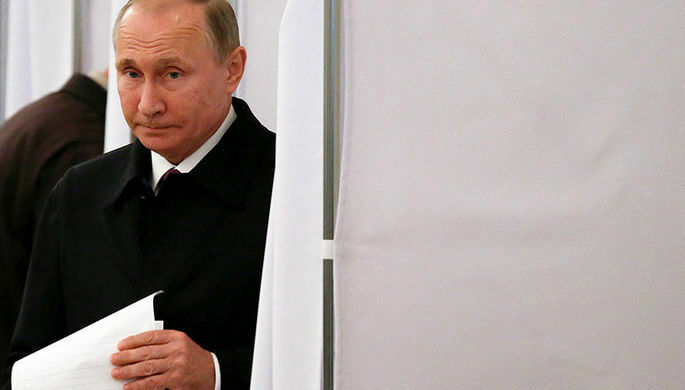 Путин с избирательным бюллетенем