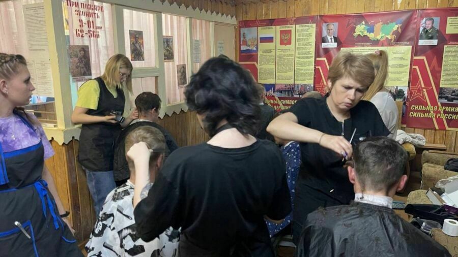 «В радостной атмосфере»: в Костроме бесплатно подстригли 200 мобилизованных
