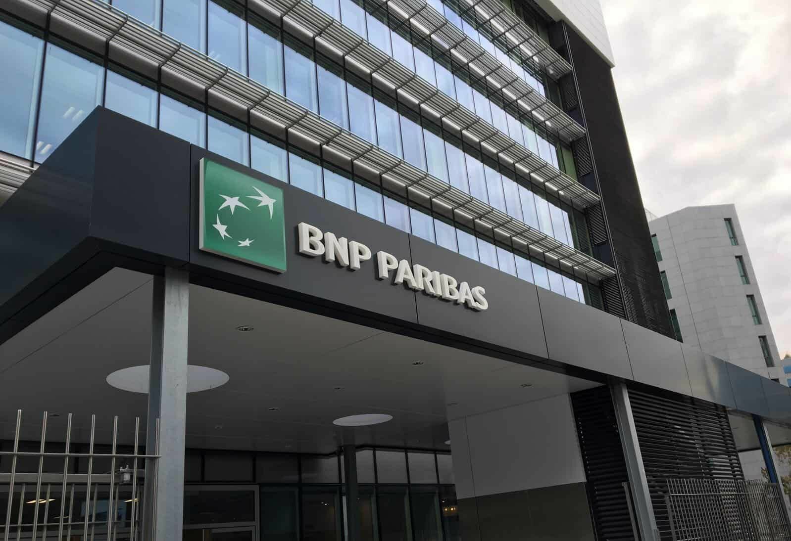 Крупнейший французский банк BNP Paribas перестал обрабатывать операции клиентов из РФ