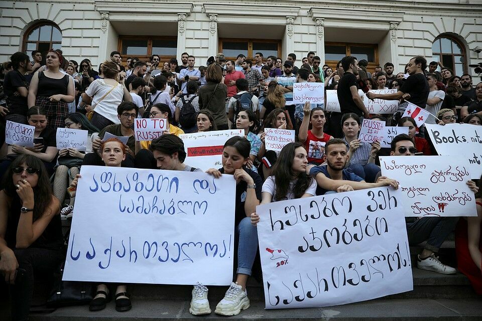 В Тбилиси продолжаются протесты у стен парламента