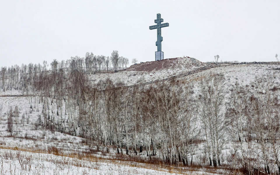 «Как на кладбище живем...» Блогеры критикуют поклонный крест в Красноярске