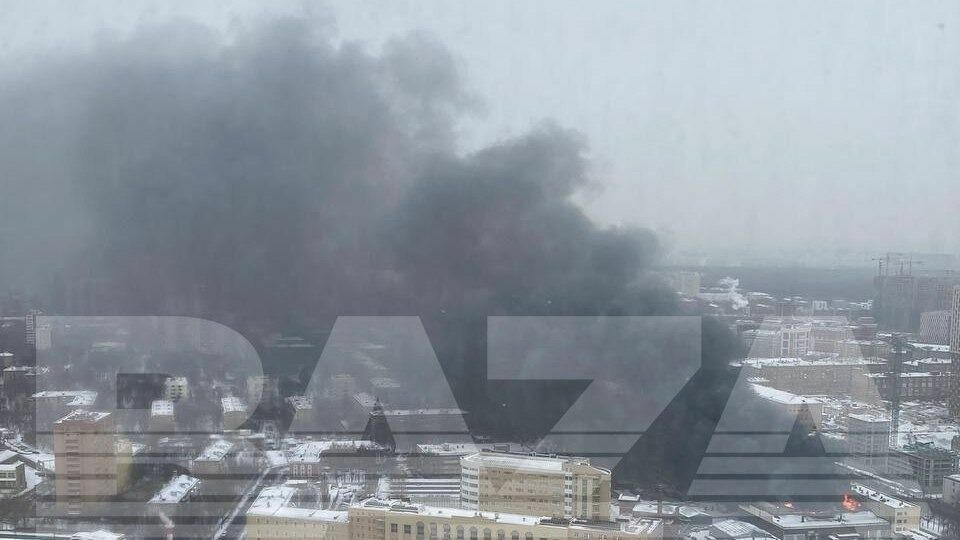 Из горящего автосервиса в Москве эвакуировали более 200 человек