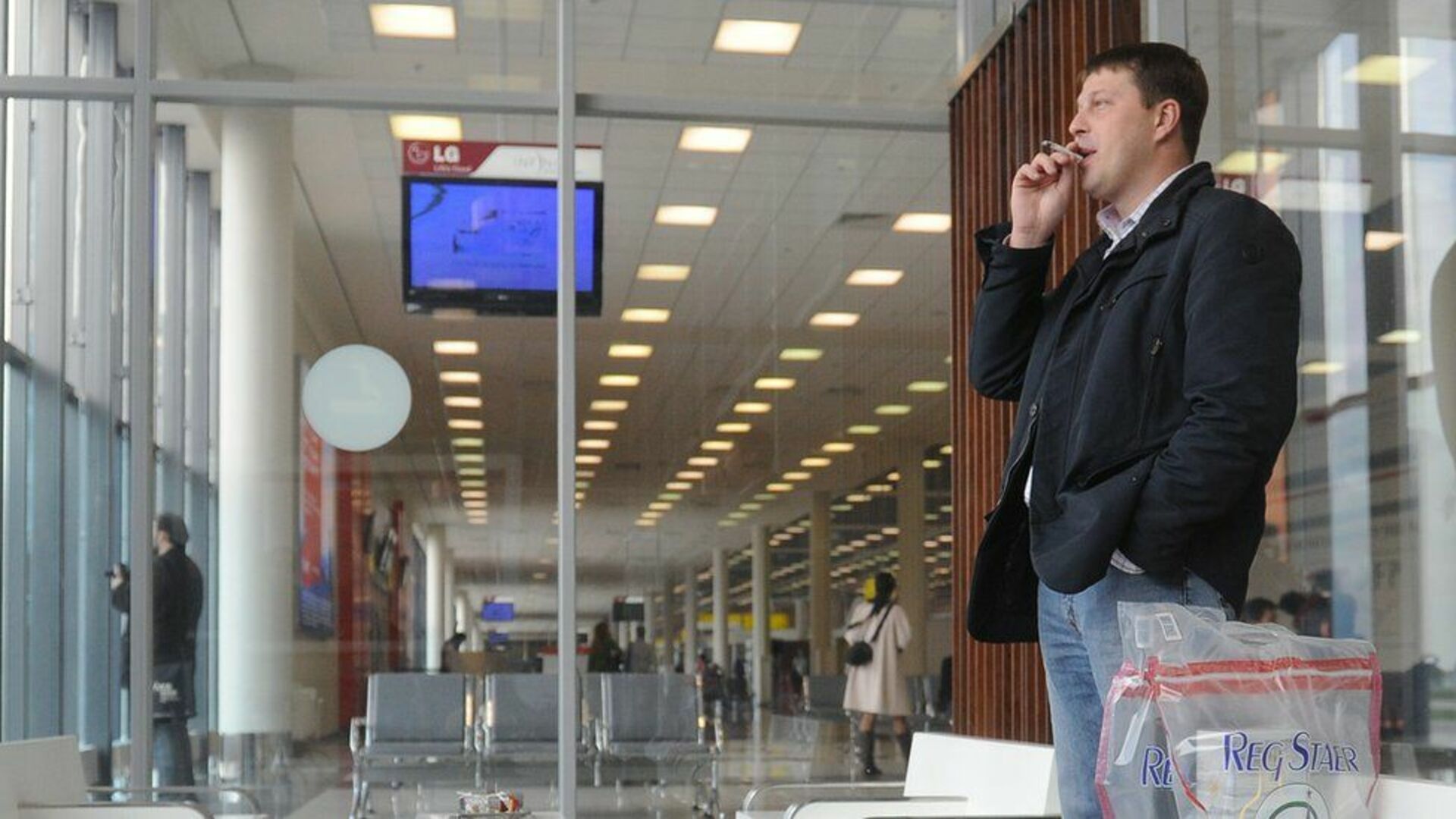 Можно ли в аэропорт сигареты. Зона для курения Внуково. Место для курения в аэропорту. Курительная комната в аэропорту. Зона курения в аэропорту.