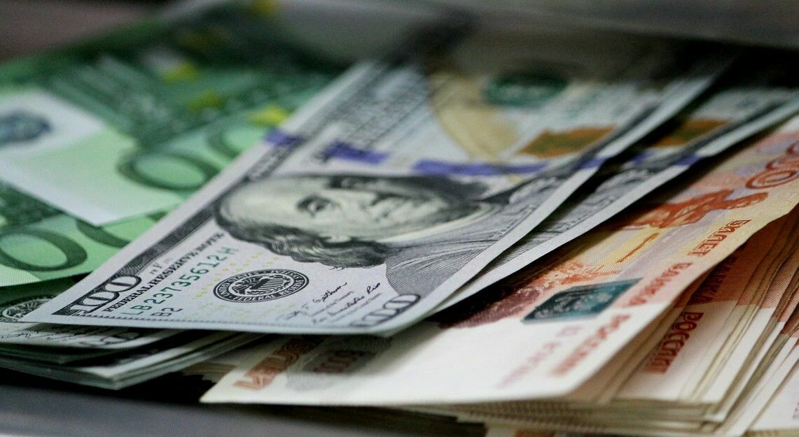 Биржевый курс доллара опустился ниже 60 рублей впервые с начала октября