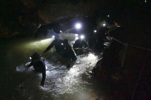 В Таиланде началась операция по спасению из пещеры 12 юных футболистов
