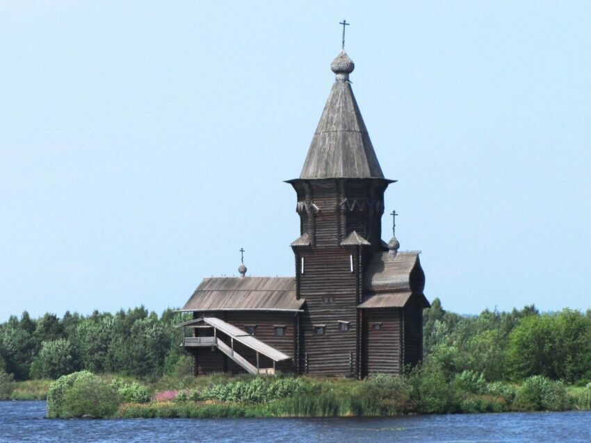 В Карелии полностью сгорела Успенская церковь XVIII века