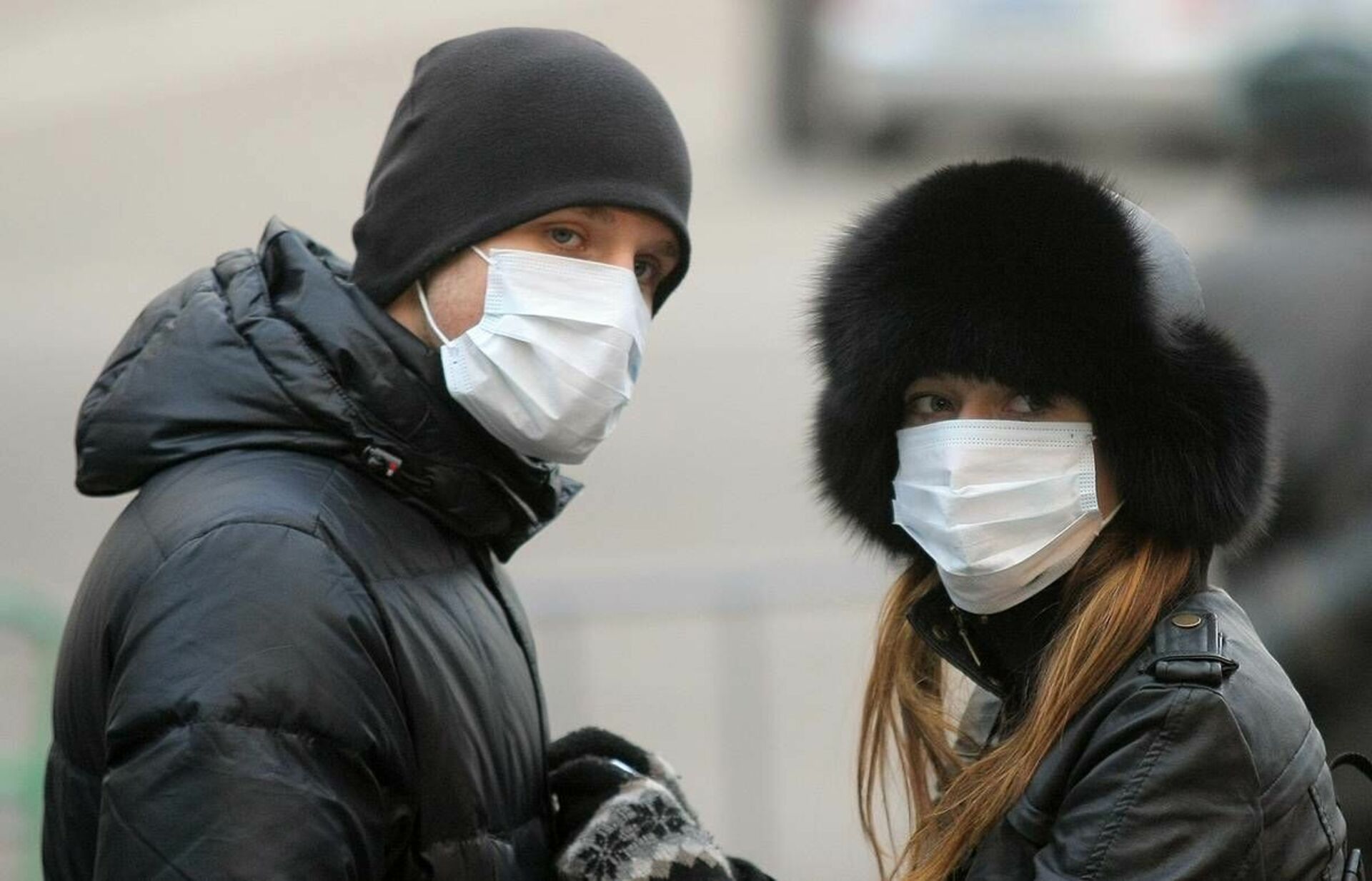 Маску сегодня отменили. Люди в масках зима. Люди в масках на улице зимой. Человек в медицинской маске. Люди в медицинских масках на улице.