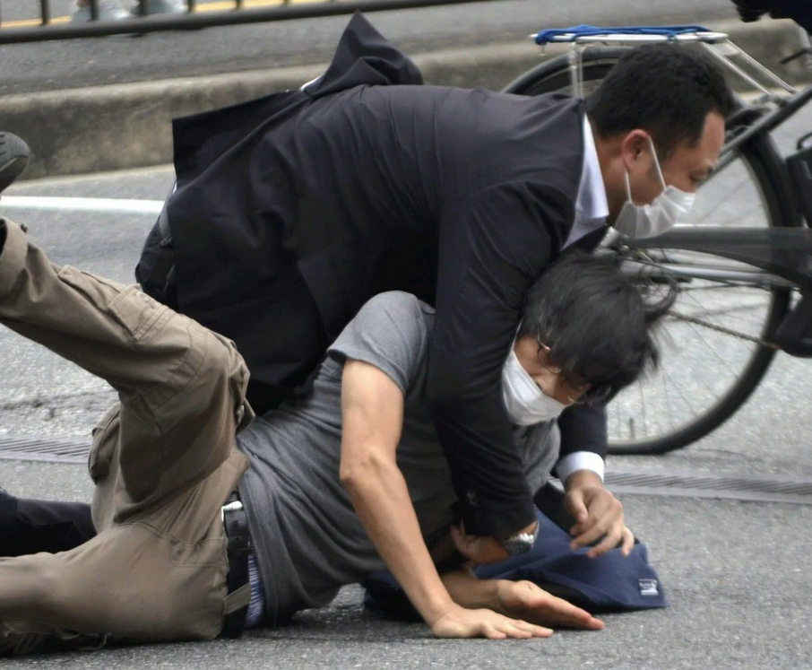 Стрелок, ранивший Абэ, объяснил свой поступок недовольством политикой экс-премьера