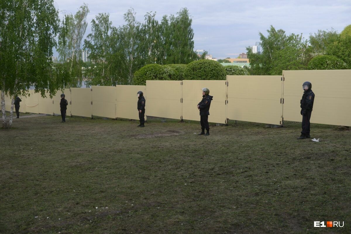 В Екатеринбурге обещают убрать забор, возмутивший протестующих
