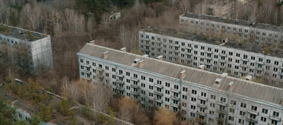 В непосредственной близости от «Дуги» находится небольшой военный городок Чернобыль-2.