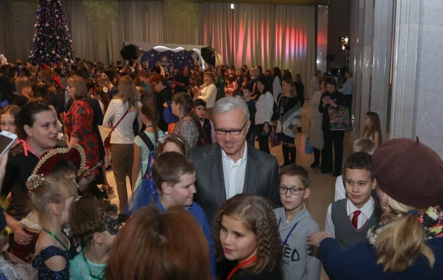 Перед губернаторской елкой детей из Красноярского края отправили на медосмотр