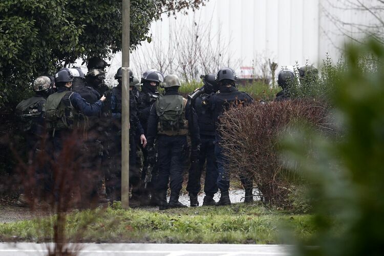 Братья Куаши удерживают заложников в пригороде Парижа