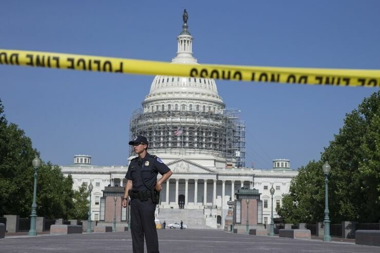В США полиция оцепила здание Капитолия из-за поиска вооруженной женщины