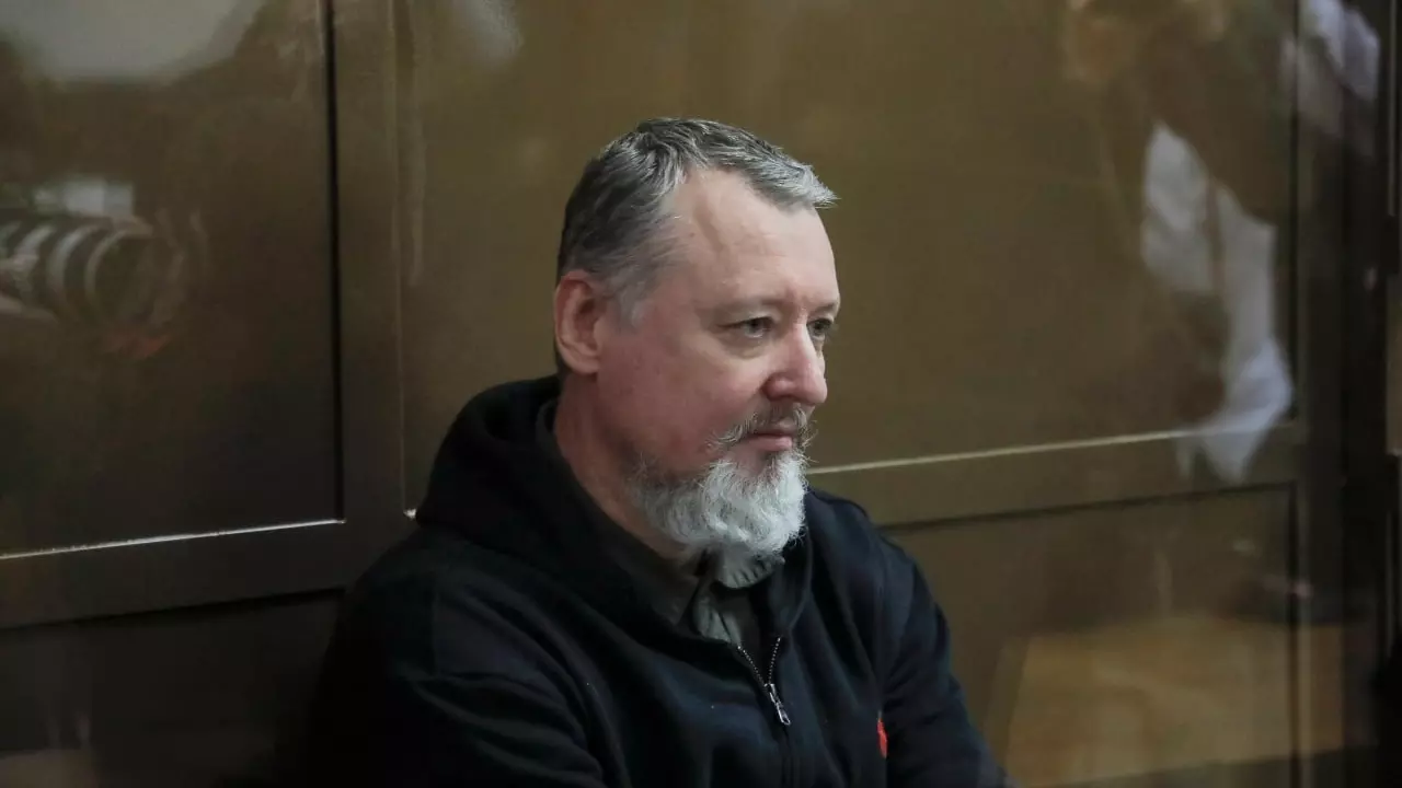 Осужденный Игорь Стрелков может отправиться добровольцем на спецоперацию.