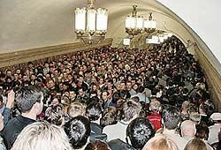 Из-за неисправности на «красной» ветке метро скопилось множество людей