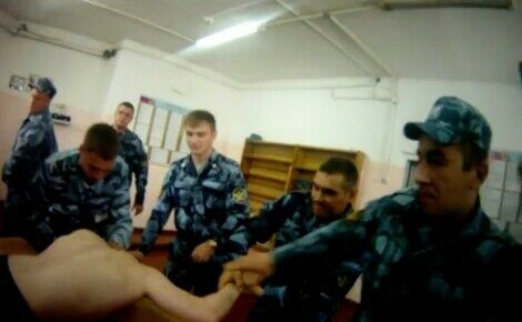 Новые кадры пыток из ярославской колонии опубликованы в сети