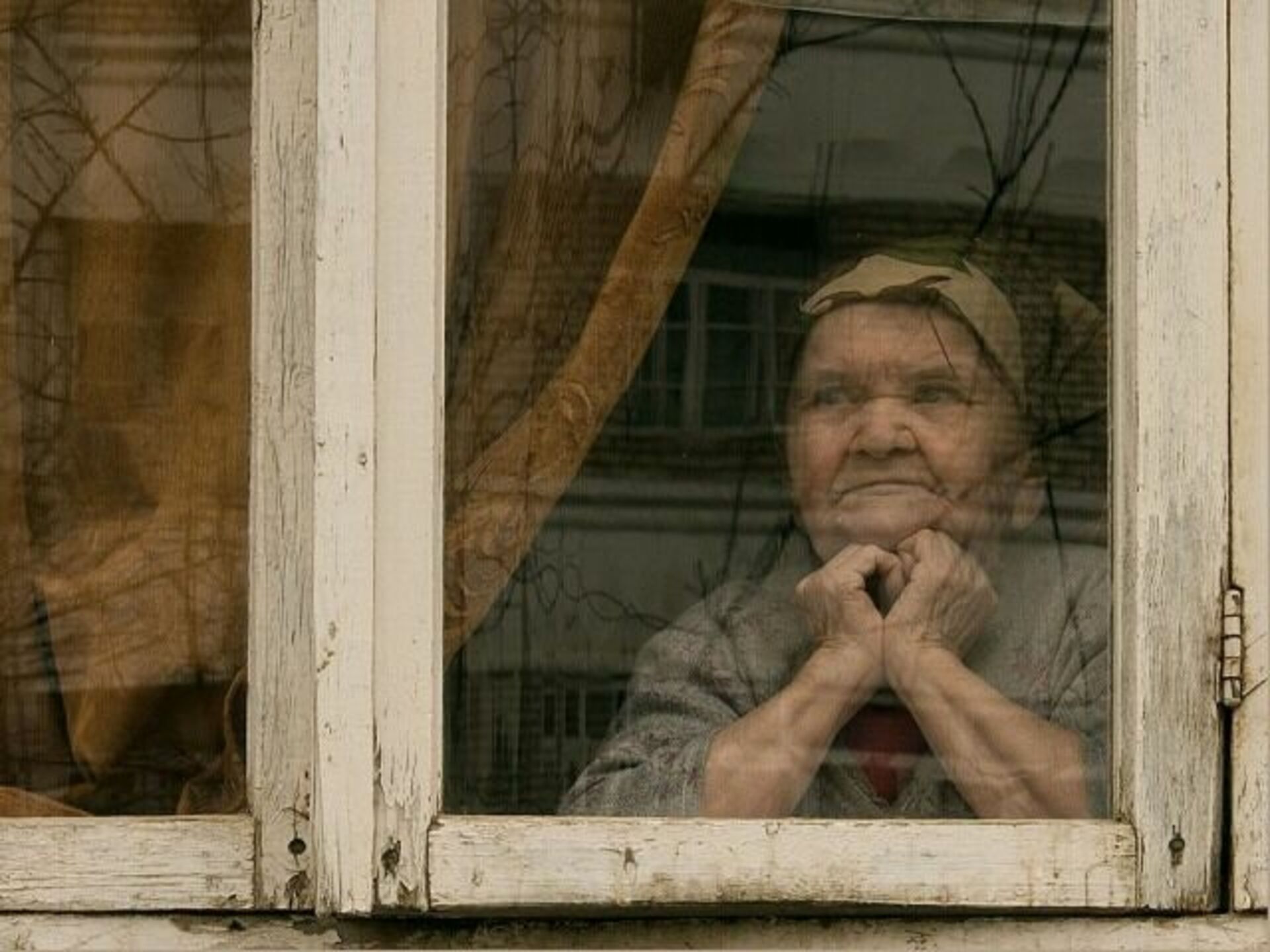 Глянула матушка в окно а там все. Бабушка у окна. Бабка в окне. Старушка у окна. Бабушка в окошке.