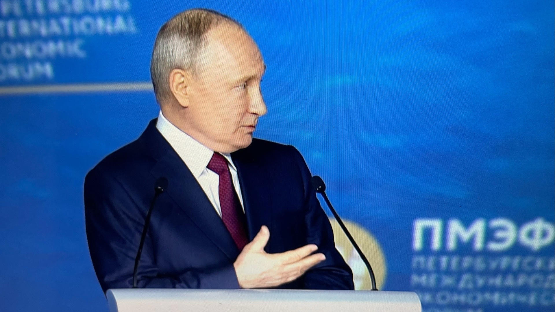 Владимир Путин на ПМЭФ: про экономику, медицинский факт и позор еврейского народа