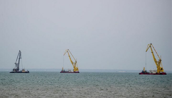 У южного берега Крыма затонул плавучий кран: пропали три человека