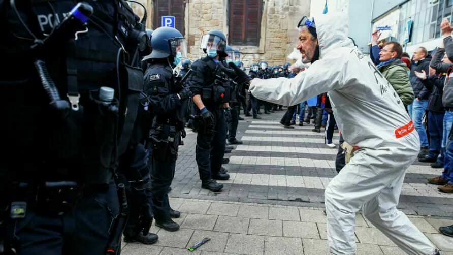 Европу захлестнули протесты из-за третьей волны ковид-ограничений