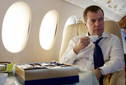 Самолет Медведева не смог сесть в Москве из-за снега