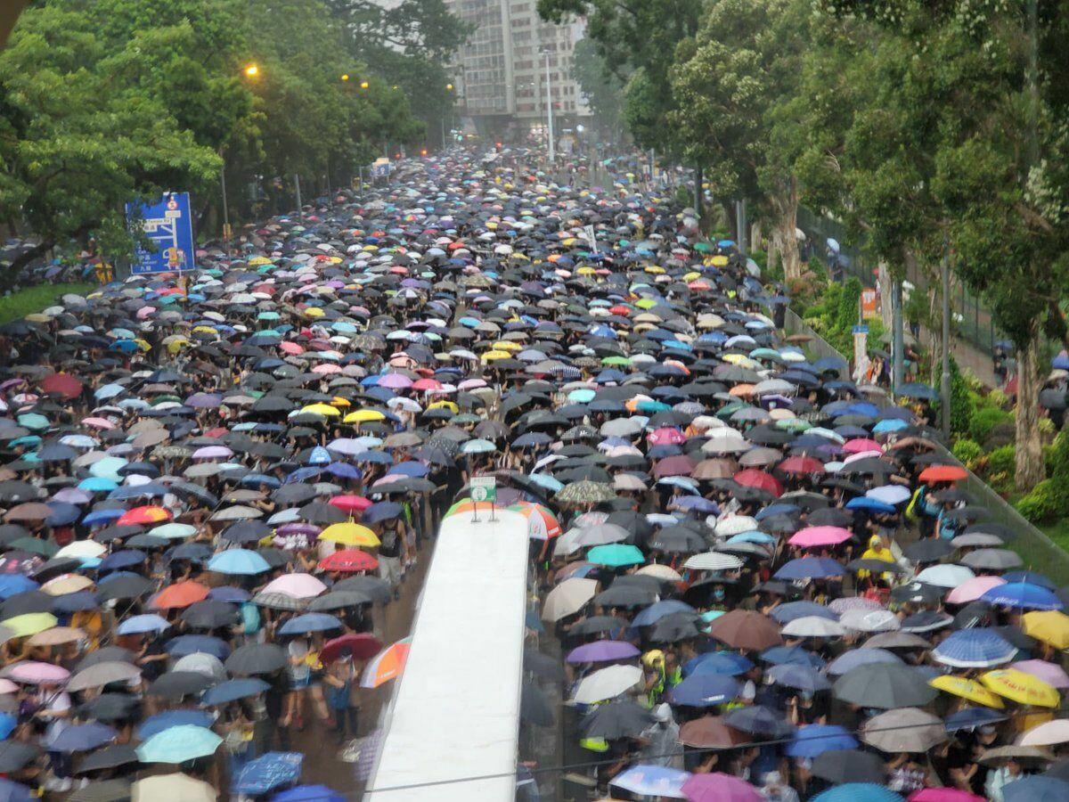В Гонконге 100 тысяч человек вышли на мирный марш